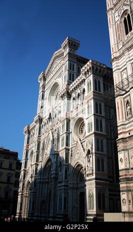 Détail de l'faþade à partir de la Basilique de Santa Maria del Fiore, plus communément appelé le 'Duomo'. Florence, Italie. A commencé en 1296 sur la base de la conception d'Arnolfo di Cambio, mais n'était pas complet jusqu'à 1436 lorsque Filippo Brunelleschi conçu le dôme. L'une des plus grandes églises de l'Italie. L'faþade a été conçu par Emilio De Fabris en 1871 et a été achevé en 1887. L'original, incomplète a été démantelée en 1588 faþade. L'ensemble de l'faþade est dédié à la mère du Christ. Banque D'Images