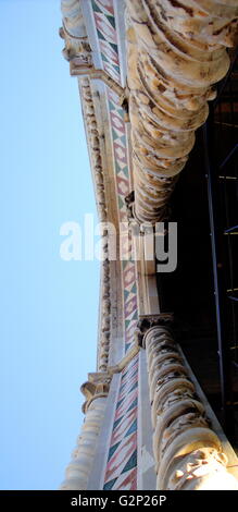 Détail de l'faþade à partir de la Basilique de Santa Maria del Fiore, plus communément appelé le 'Duomo'. Florence, Italie. A commencé en 1296 sur la base de la conception d'Arnolfo di Cambio, mais n'était pas complet jusqu'à 1436 lorsque Filippo Brunelleschi conçu le dôme. L'une des plus grandes églises de l'Italie. L'faþade a été conçu par Emilio De Fabris en 1871 et a été achevé en 1887. L'original, incomplète a été démantelée en 1588 faþade. L'ensemble de l'faþade est dédié à la mère du Christ. Banque D'Images