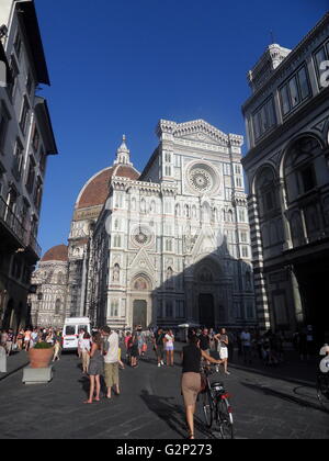 Détail de l'faþade à partir de la Basilique de Santa Maria del Fiore, plus communément appelé le 'Duomo'. Florence, Italie. A commencé en 1296 sur la base de la conception d'Arnolfo di Cambio, mais n'était pas complet jusqu'à 1436 lorsque Filippo Brunelleschi conçu le dôme. L'une des plus grandes églises de l'Italie. L'faþade a été conçu par Emilio De Fabris en 1871 et a été achevé en 1887. L'original, incomplète a été démantelée en 1588 faþade. L'ensemble de l'faþade est dédié à la mère du Christ. Banque D'Images