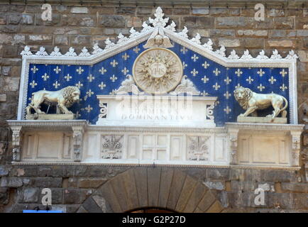 Détail de l'entrée avant le Palazzo Vecchio. Hôtel de ville de Florence, en Italie. Un immense palais-forteresse romane donnant sur la Piazza della Signoria. L'entrée présente une plante ornementale en frontispice, datant de 1528. Le monogramme du Christ se trouve au milieu, flanqué de deux lions dorés, avec le texte latin : 'Rex Regum et Dominus Dominantium". Ce qui peut être traduit comme : "par Jésus Christ, Roi des Rois et Seigneur des Seigneurs". Ce texte date de 1851. Banque D'Images