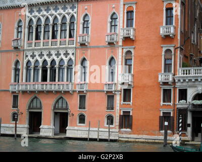 Le Palazzo Pisani Moretta, un palais sur le Grand Canal à Venise, Italie. Construit dans la 2e moitié du 15e siècle, mais modifié au fil des ans, l'esthétique a terminé au 18e siècle. Banque D'Images