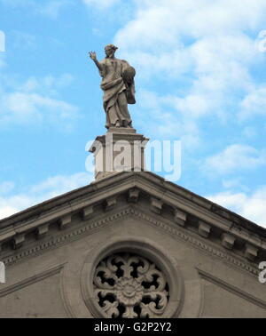 L'église San Stae à Venise, Italie. Situé dans le quartier de Santa Croce dans le centre de la ville. Photographié depuis le Grand Canal, montrant les caractéristiques sculpturales sur l'architecture. Banque D'Images