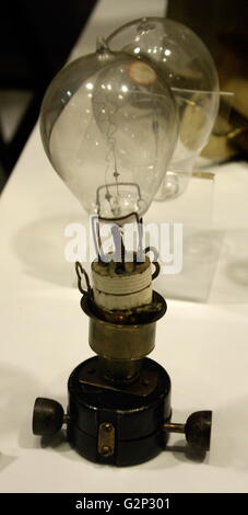 Début de lampes à incandescence. À l'aide d'un filament de carbone qui a été développé simultanément par Thomas Edison et JW Swan en 1880. Banque D'Images