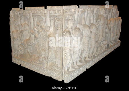 Sarcophage romain. Dernières décennies du 4e siècle. Détaillé avec un relief de tours crénelées, le Christ et ses disciples, et Moïse recevant les dix commandements. Banque D'Images