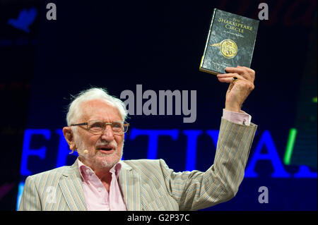 Érudit shakespearien Stanley Wells s'exprimant sur scène à Hay Festival 2016 Banque D'Images