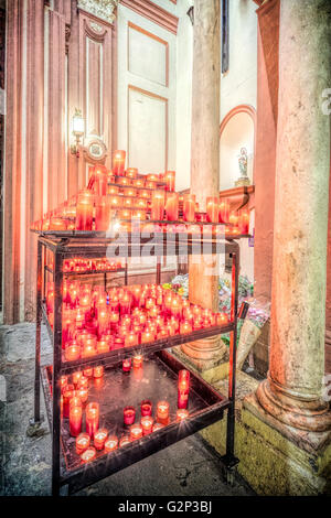 Bougies votives consacrées à saint Jude (Saint Jude Thaddée), Patron des causes désespérées dans la tradition catholique. San Anto Banque D'Images