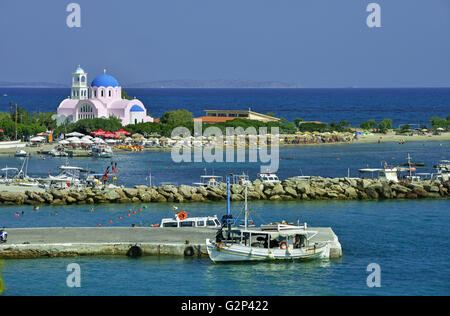 Fermer vue de la Skala du port, la plage et l'église, sur l'île d'Agistri, golfe de Saros une heure de voyage depuis le Pirée, Grèce Banque D'Images