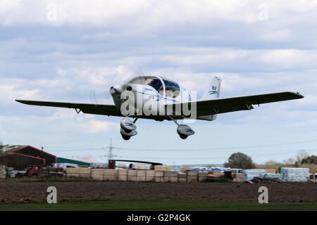 Liberty XL-2 G-IOVN en vol décollage de Breighton Airfield Banque D'Images