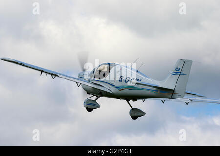 Liberty XL-2 G-IOVN en vol décollage de Breighton Airfield Banque D'Images