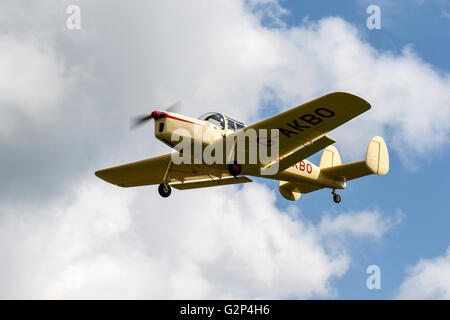 Miles M38 Messenger 2A G-AKBO en vol au dessus de Breighton Airfield Banque D'Images