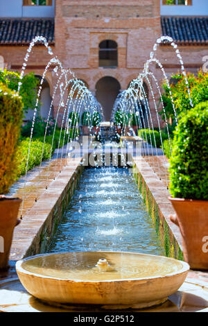 Le Patio de la Acequia dans les jardins du Generalife, Palais de l'Alhambra Banque D'Images