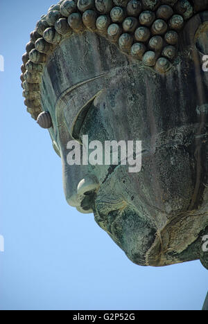 Kamakura, JAPON - 12 août 2007 : vue rapprochée de la statue du Grand Bouddha, une destination populaire pour les touristes bouddhistes et shinto au Japon. Banque D'Images