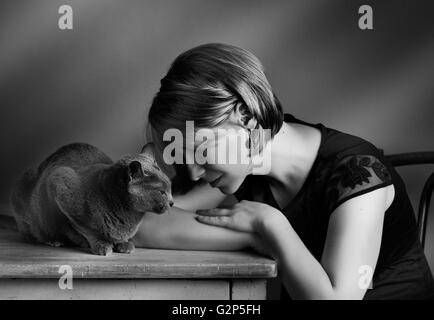 Portrait d'une femme adulte avec son chat bleu russe de race Banque D'Images