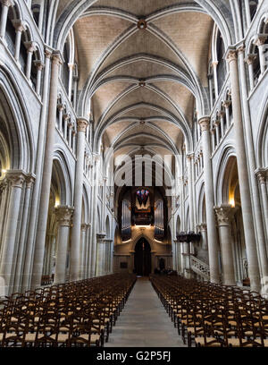 Vue de l'intérieur du 12ème siècle de style gothique cathédrale de Notre-Dame de Lausanne, Suisse, avec son célèbre orgue à tuyaux. Banque D'Images