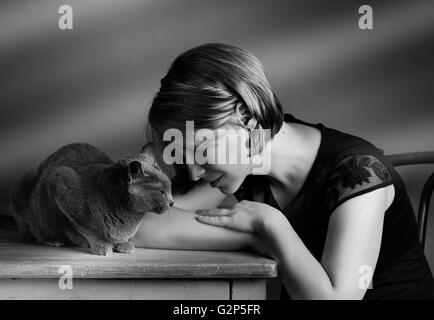 Portrait d'une femme adulte avec son chat bleu russe de race Banque D'Images