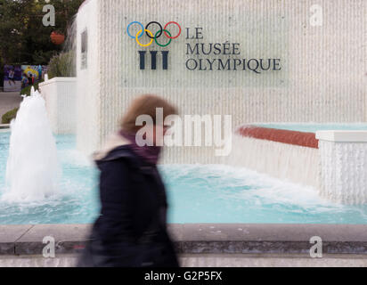 Fontaine à l'entrée du Parc olympique et le Musée Olympique (En français : musée olympique de Lausanne, Suisse. Banque D'Images