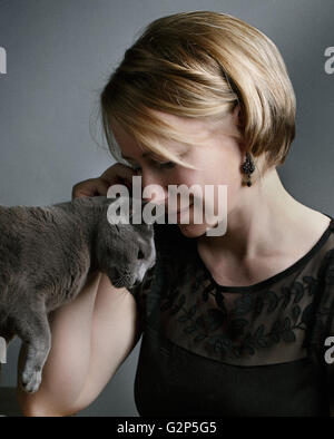 Portrait d'une femme adulte avec son chat bleu russe de race Banque D'Images