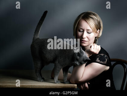 Portrait d'une femme adulte avec son chat bleu russe de race Banque D'Images