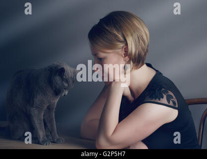 Portrait d'une femme adulte avec son chat bleu russe de race Banque D'Images