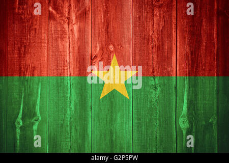 Drapeau du Burkina Faso ou bannière Burkinabé sur fond de bois Banque D'Images