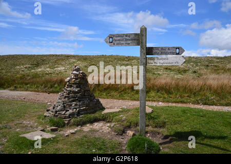 Le chemin de la jonction Pennine Way & Dales Cours à fin de la came supérieure, dans le Yorkshire Dales Ribblesdale, England UK. Banque D'Images