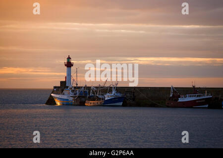 St Vaast-la-Hougue, Normandie, France : la location de bateaux de pêche et le phare sur le brise-lames de belle lumière tôt le matin Banque D'Images