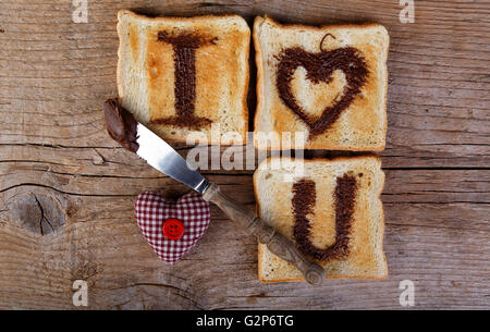 Je vous aime peint avec crème aux noisettes sur pain blanc grillé Banque D'Images