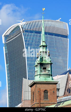 Tour en cuivre patina verte de toutes les Halles Church Tower Hill dans la ville de Londres avec le bâtiment Talkie Walkie au 20 Fenchurch Street Angleterre au-delà Banque D'Images