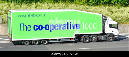 Co op le transport logistique de la chaîne d'approvisionnement alimentaire via l'alimentation supermarché livraison magasin & remorque camion poids lourds camion conduisant le long English UK autoroute M25 Banque D'Images