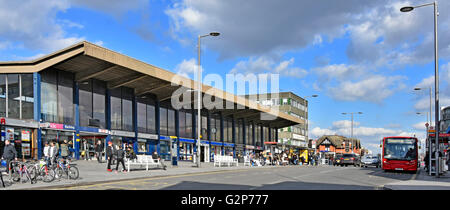 Gare ferroviaire de Londres Barking services de métro c2c et arrêts de bus sur le pont sur les voies ferrées Borough of Barking et Dagenham Angleterre Royaume-Uni Banque D'Images