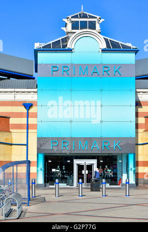 Façade bleue au-dessus de l'entrée du magasin d'affaires Primark Retail Clothing et bornes de sécurité Lakeside centre commercial centres commerciaux West Thurrock Essex Angleterre Royaume-Uni Banque D'Images