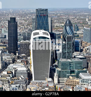 De haut en bas sur la ville de Londres rues skyline avec 20 Fenchurch Street bâtiment talkie walkie & central avant Londres Angleterre Royaume-uni Gherkin Banque D'Images