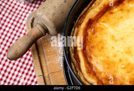 Gâteau au fromage fait maison chaud dans la cuisson moule frais hors du four Banque D'Images