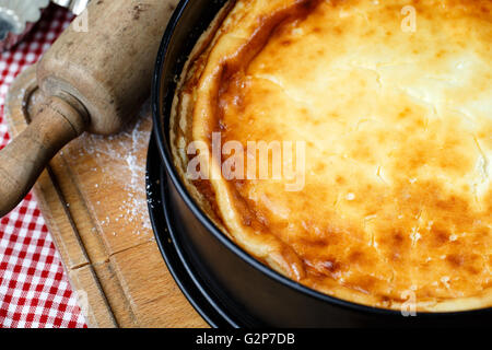 Gâteau au fromage fait maison chaud dans la cuisson moule frais hors du four Banque D'Images