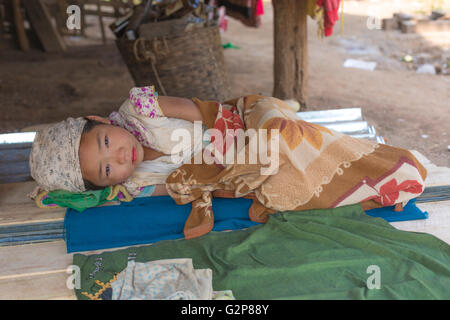 Couchage enfant birman dans la cour d'une maison dans un village près de Mandalay, Myanmar, Birmanie, Asie du Sud, Asie Banque D'Images