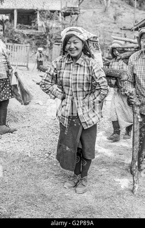 Les birmanes locales transporter le bois sur leur dos dans un village shan, l'État de Shan, myanmar, Birmanie, Asie du Sud, Asie Banque D'Images