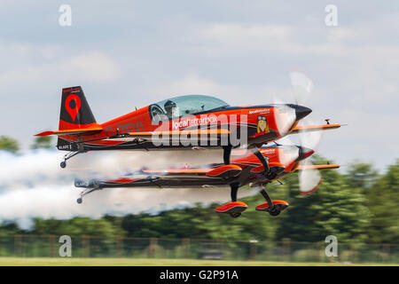 L'équipe de voltige des lames d'anciens des flèches rouges pilotes volant très EA-300L'avion de voltige à la RAF Waddington Airshow Banque D'Images