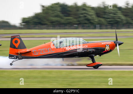 L'équipe de voltige des lames d'anciens des flèches rouges pilotes volant très EA-300L'avion de voltige à la RAF Waddington Airshow Banque D'Images