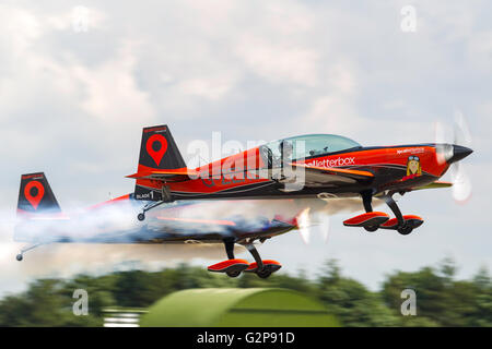 L'équipe de voltige des lames d'anciens des flèches rouges pilotes volant très EA-300L'avion de voltige à la RAF Waddington Airshow Banque D'Images