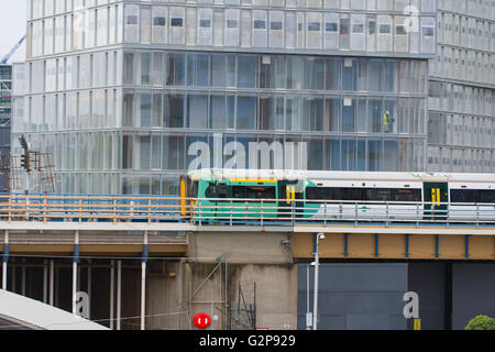 Grosvenor pont ferroviaire sur la Tamise à Battersea menant à la gare de Victoria avec appartements à distance Banque D'Images