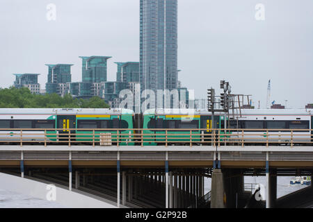 Grosvenor pont ferroviaire sur la Tamise à Battersea menant à la gare de Victoria avec appartements à distance Banque D'Images