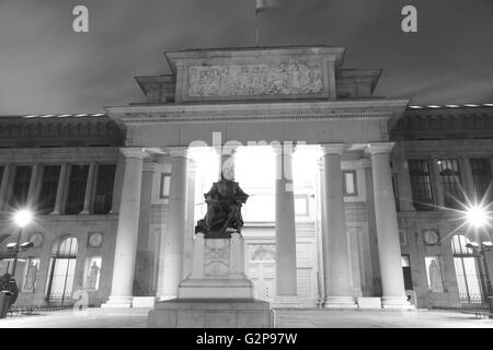 Madrid par nuit. Façade du musée du Prado. L'Espagne. L'horizontale Banque D'Images