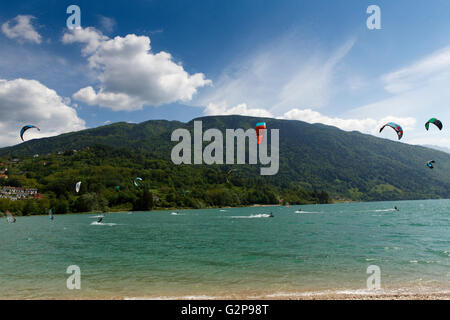 Lac de Santa Croce, Italie - 21 mai 2016:Kitesurfer lance son cerf-volant dans le lac de Santa Croce Banque D'Images