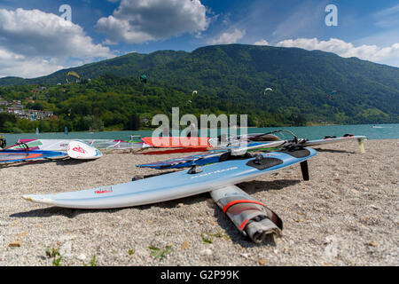 Lac de Santa Croce, Italie - 21 mai 2016 : planche à voile matériel de sport sur le lac de Santa Croce, Castelfranco Veneto, Padova, Veneto, Italie Banque D'Images