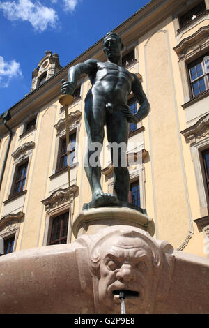 Fencer fontaine à la place de l'université, Wroclaw, Silésie, Pologne, Europe Banque D'Images