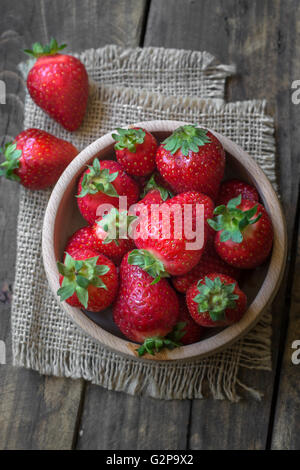 Bol en bois rempli de fruits rouges fraises, d'en haut Banque D'Images