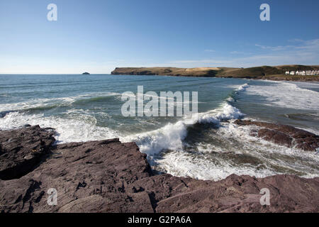 Vagues à Polzeath, Cornouailles du Nord Banque D'Images