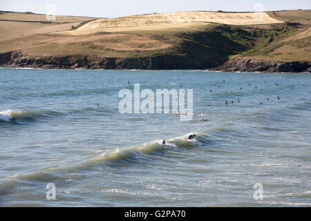 Des vagues à attraper les surfeurs Polzeath, Cornouailles du Nord Banque D'Images