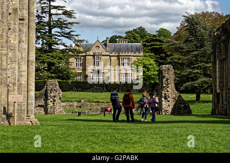 Abbey House vu à travers le site du tombeau du roi Arthur Banque D'Images