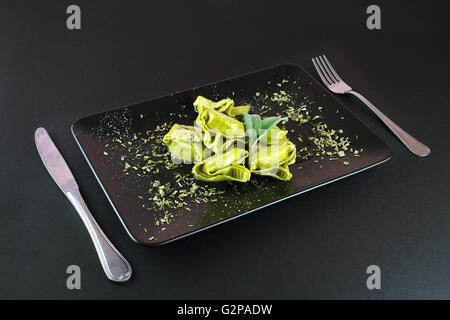 Tortelloni farcis au ricotta et épinards garnir avec la sauce tomate, ricotta et menthe Banque D'Images